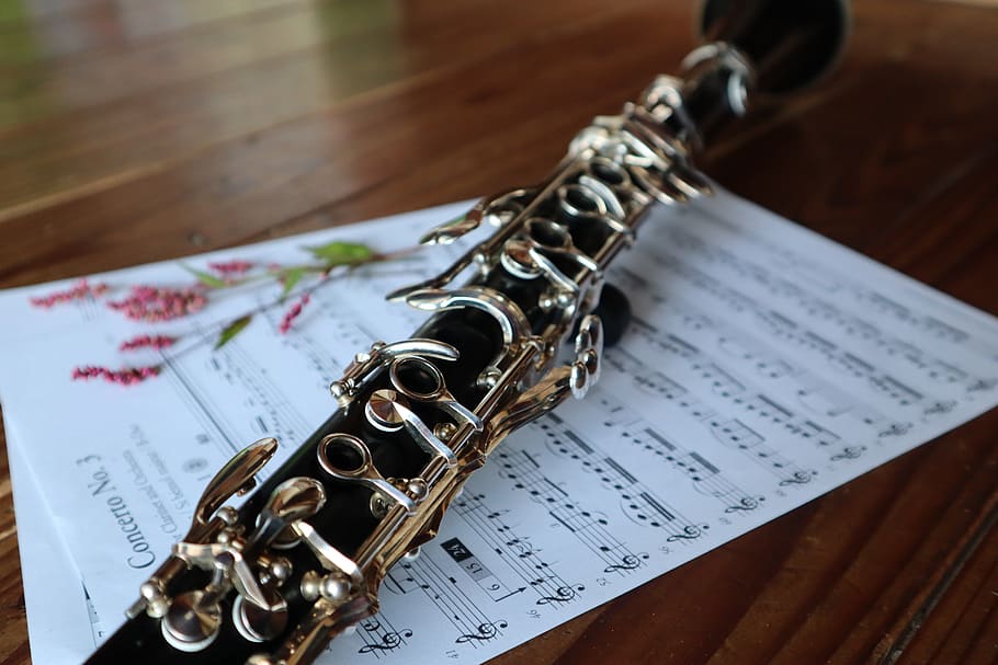 clarinete, música, instrumento, viento, orquesta, partitura, papel,  naturaleza muerta, cultura y entretenimiento artístico, instrumento musical  | Pxfuel