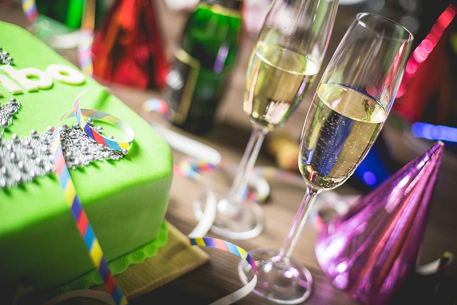 ハッピーバースデー, picjumbo !, アルコール, bday, 誕生日, 泡, ケーキ, お祝い, シャンパン, 歓声