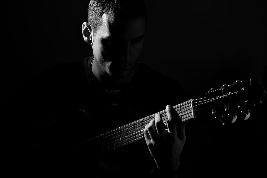 fotografia em escala de cinza, homem, tocando, guitarra, pessoas, preto e branco, música, musical, guitarrista, cultura