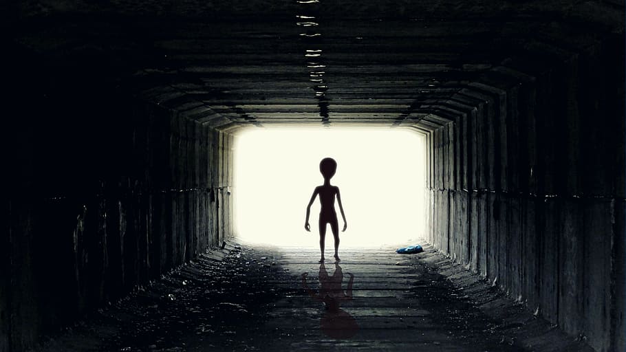 siluet, humanoid, terowongan, alien, berjalan di, jalur, ufo, pria, pozaziemianin, ufoludek
