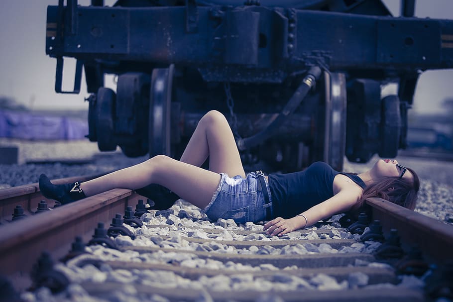 gadis, vietnam, kereta api, rel kereta api, berbaring, satu orang, jalur, rel kereta, dewasa muda, wanita muda