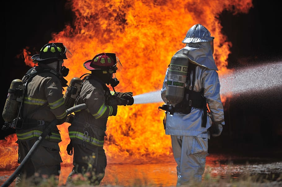 bomberos con manguera, bomberos, fuego, retrato, capacitación, caliente, calor, tanque de oxígeno, peligroso, quemadura