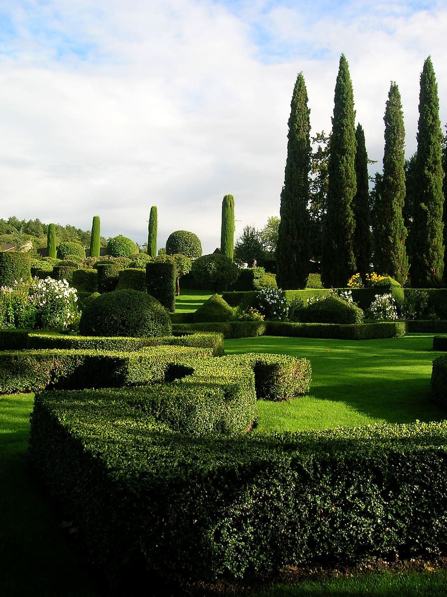 jardim francês, século 18, mansão eyrignac, jardins da frança, domínio, encantos da avenida, dordonha, mansão do século XVII, 10 hectares, esculturas de plantas