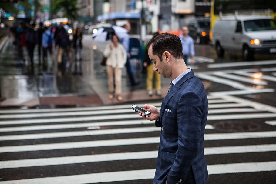 homem verifica, móvel, iphone smartphone, chuvoso, dia, ruas, manhattan, novo, cidade de york, verifica