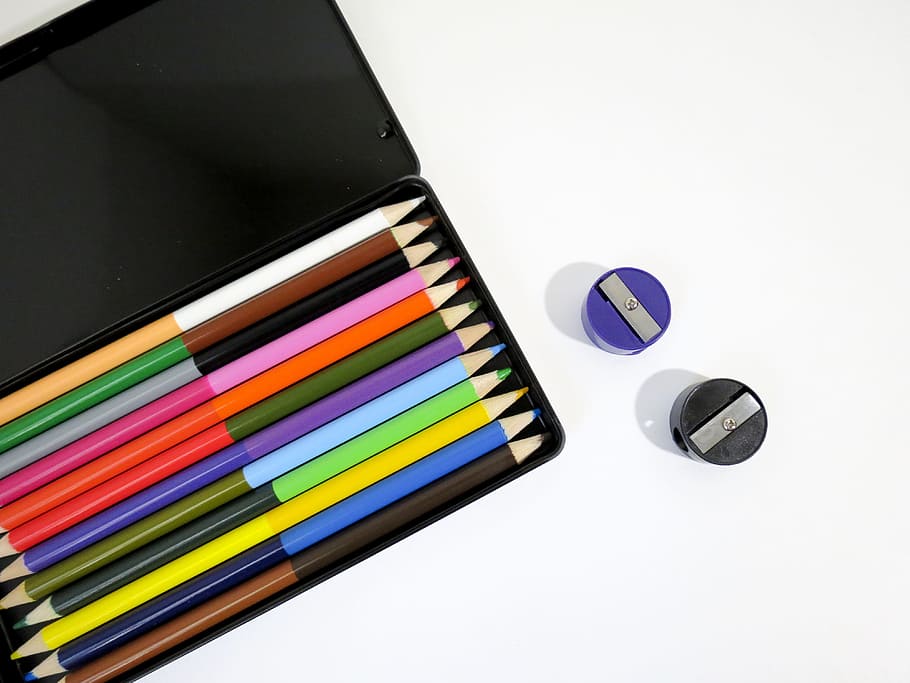 Colorido, lápices de colores, creatividad, blanco, caja, sacapuntas, artista, multicolores, fondo blanco, disparo de estudio