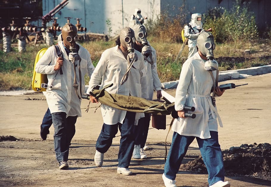 cuatro, hombres, vistiendo, marrón, máscaras de gas, fábrica de agua pesada, ejercicio de desastre químico, calamidad, equipo de rescate, máscara de gas