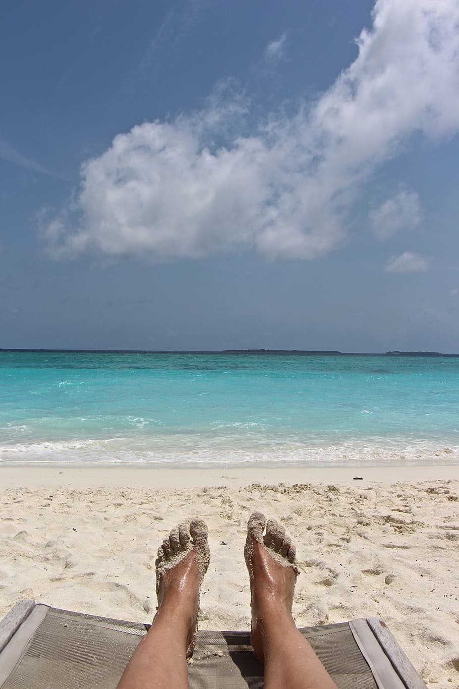 pés, areia, praia, pé, com os pés descalços, praia de areia, mar, turquesa, céu, água