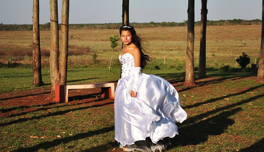 mujer, vistiendo, blanco, vestido de satén, abierto, campo, vestir, princesa, en el campo, paseo