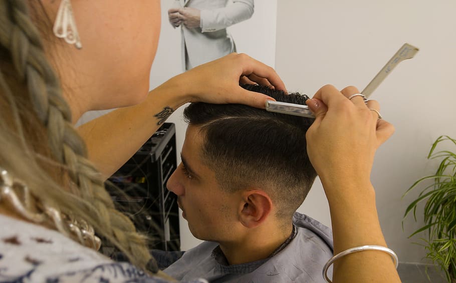 mulher vestindo homem, cabelo, cabeleireiro, corte de cabelo, navalha, barbeiro, penteado, salão de cabeleireiro, cabelo humano, barbearia