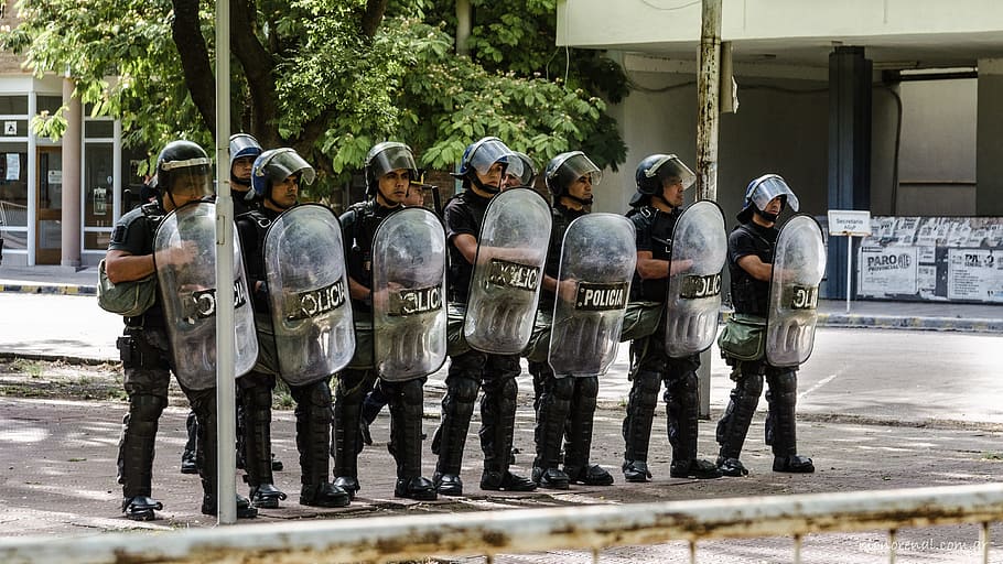 policías, de pie, pavimento, policía, protesta, escudos, disturbios, uniforme, fuerza policial, seguridad