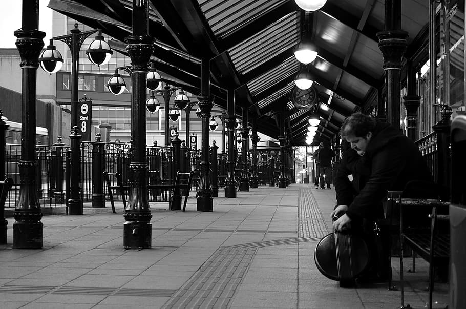 foto en escala de grises, sentado, banco, afuera, edificio, estación, autobús, personas, hombre, articulaciones