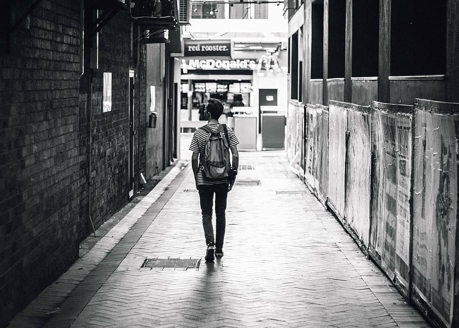 foto em escala de cinza, homem, em pé, Loja mcdonalds, caminhada, calçada, cara, mochila, estilo de vida, pedestre