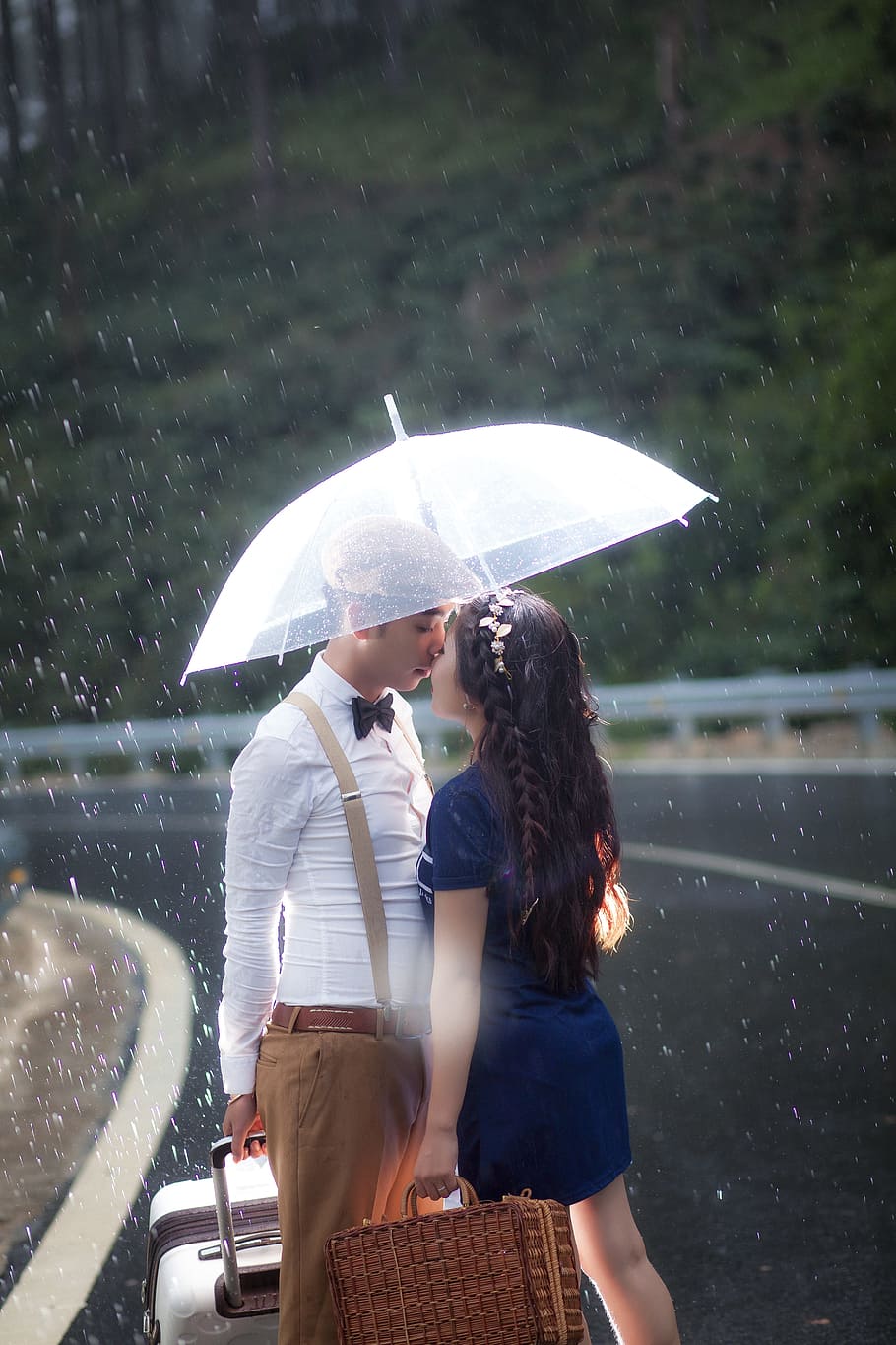 man, woman, kissing, holding, umbrella, wedding, wedding photo, natural, bride, groom