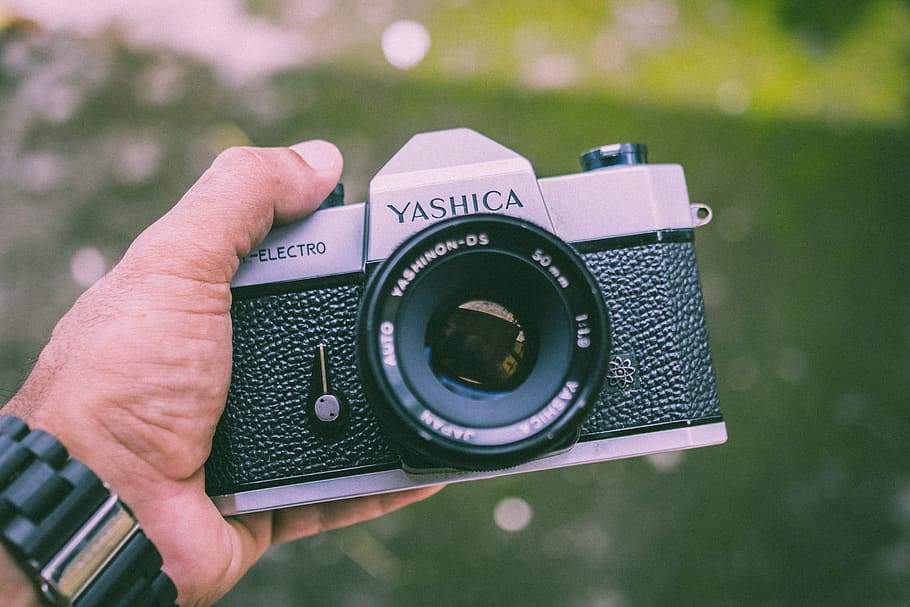 pessoa, segurando, Câmera de filme Yashica, Câmera, vintage, fotografia, fotógrafo, pessoas, mão, filme