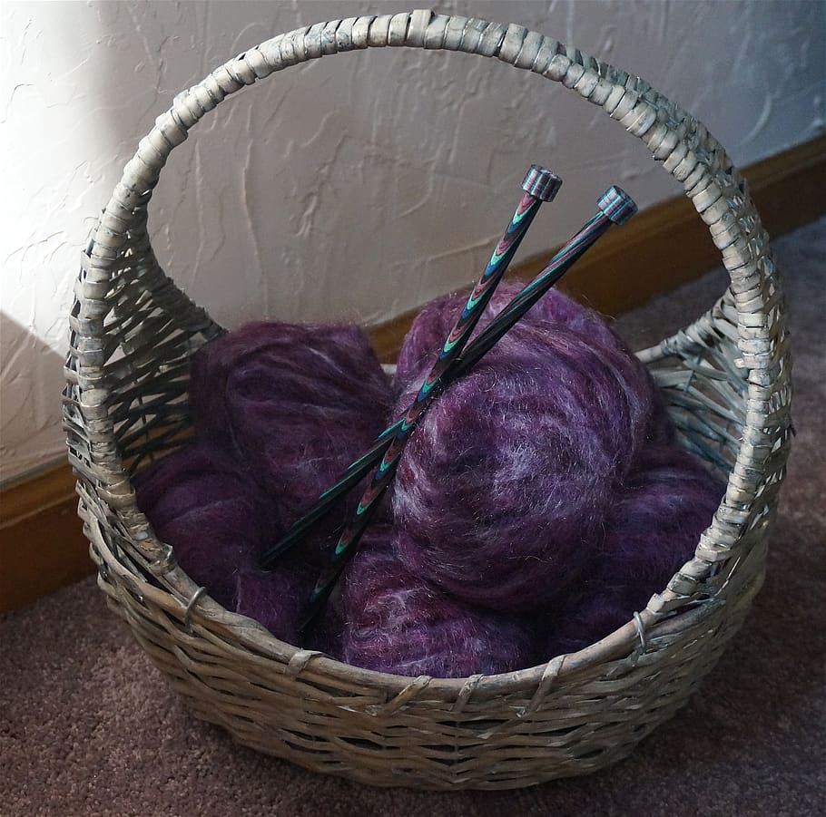 hilo de mohair en una cesta, hilo, cesta, agujas de tejer, tejido de punto, púrpura, arte de fibra, artesanía, colorido, contenedor