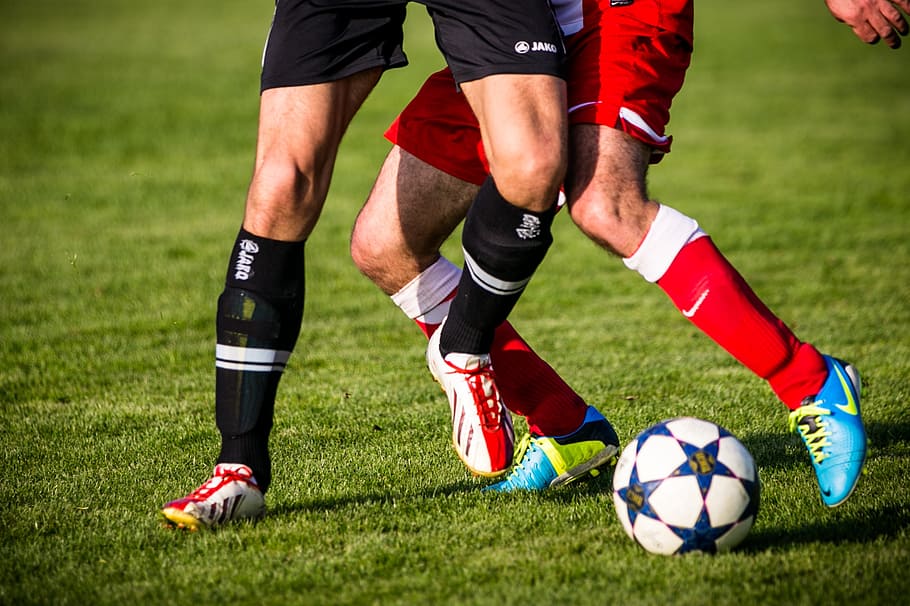 dos, jugador de fútbol, ​​vistiendo, negro, rojo, camisetas, fútbol, ​​clip, botas de fútbol, ​​fútbol