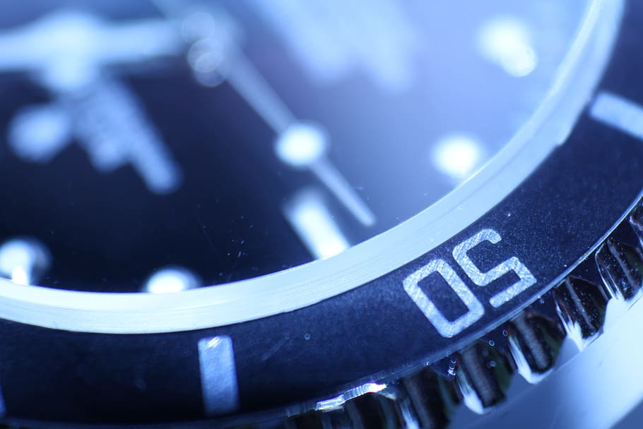 round silver-colored watch, world, thing, color, close-up, technology, indoors, metal, extreme close-up, blue