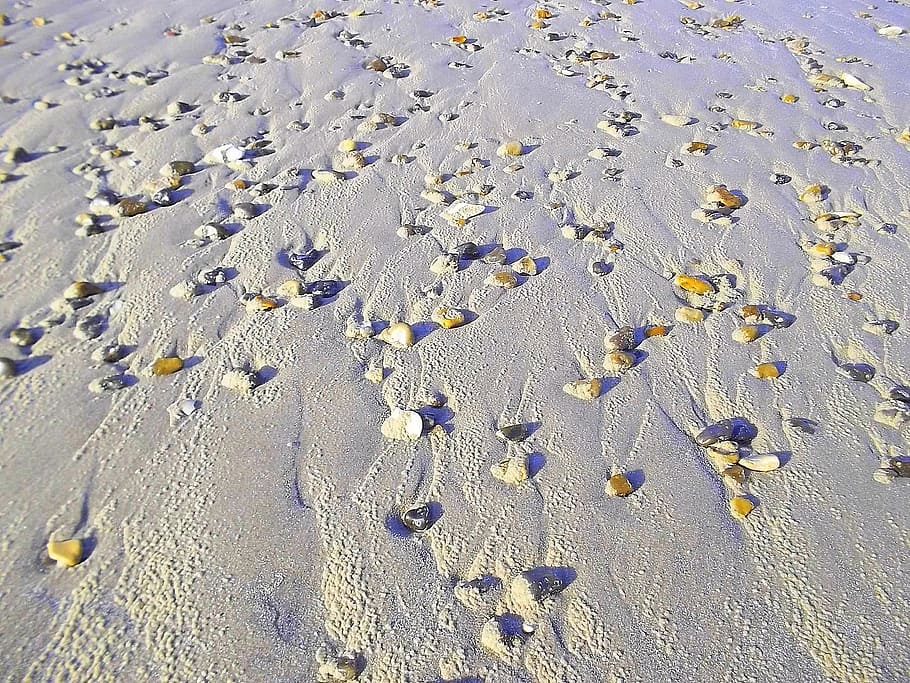 След солнца. Песок и вода. Песок на льду. Морские слезки на песке. Камень Солнечный песок.