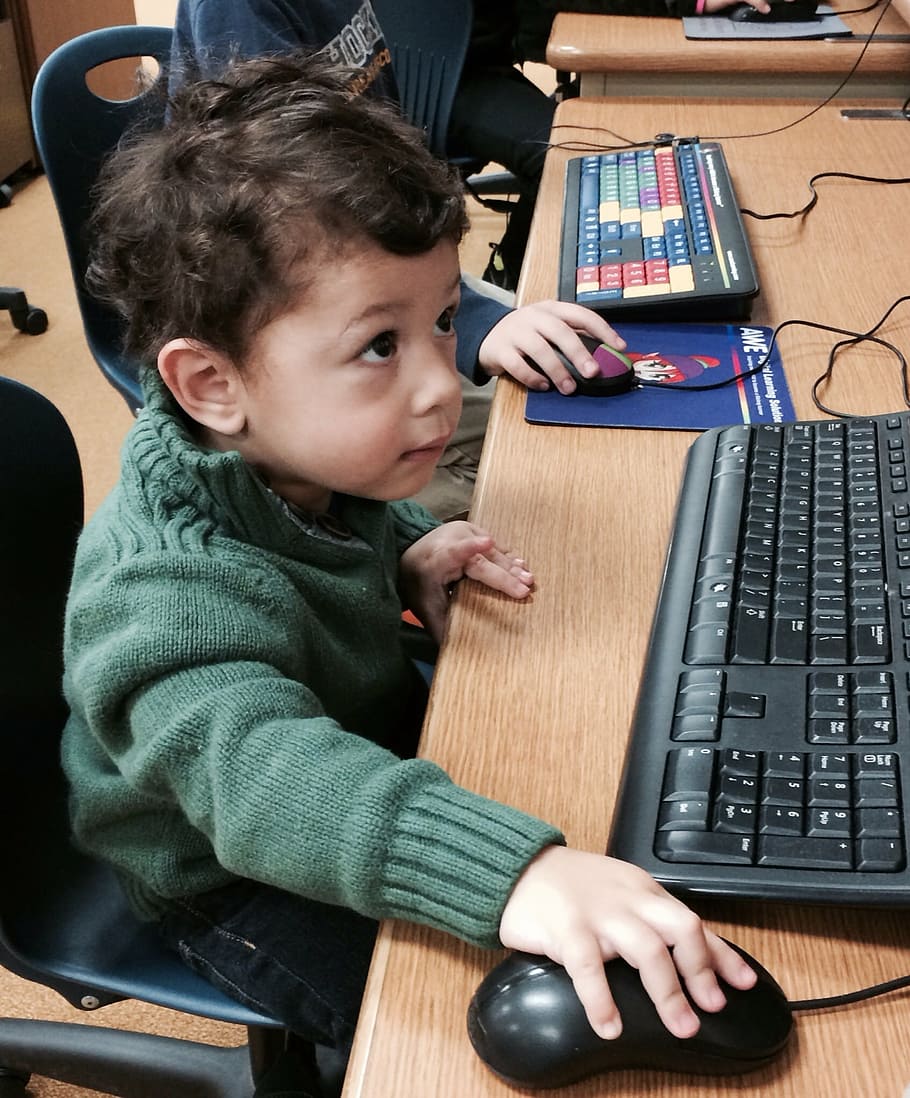 anak laki-laki menggunakan komputer, anak laki-laki kecil, teknisi kecil, anak laki-laki dengan komputer, teknologi, komputer, pengajaran, anak, pendidikan, pembelajaran