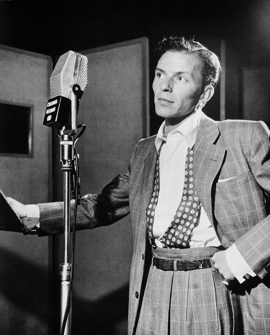 Fotografía en escala de grises, hombre, de pie, frente, micrófono, cantante, Frank Sinatra, 1947, grabación, estudio