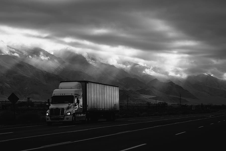 caminhão caixa, estrada, noturno, cinza, escala, foto, frete, caminhão, rua, nublado