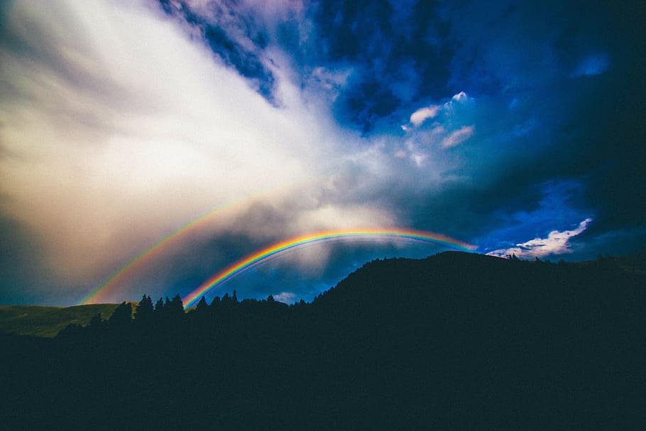 foto de silhueta, floresta, arco-íris, noite, tempo, céu, nuvens, tempestade, paisagem, montanhas