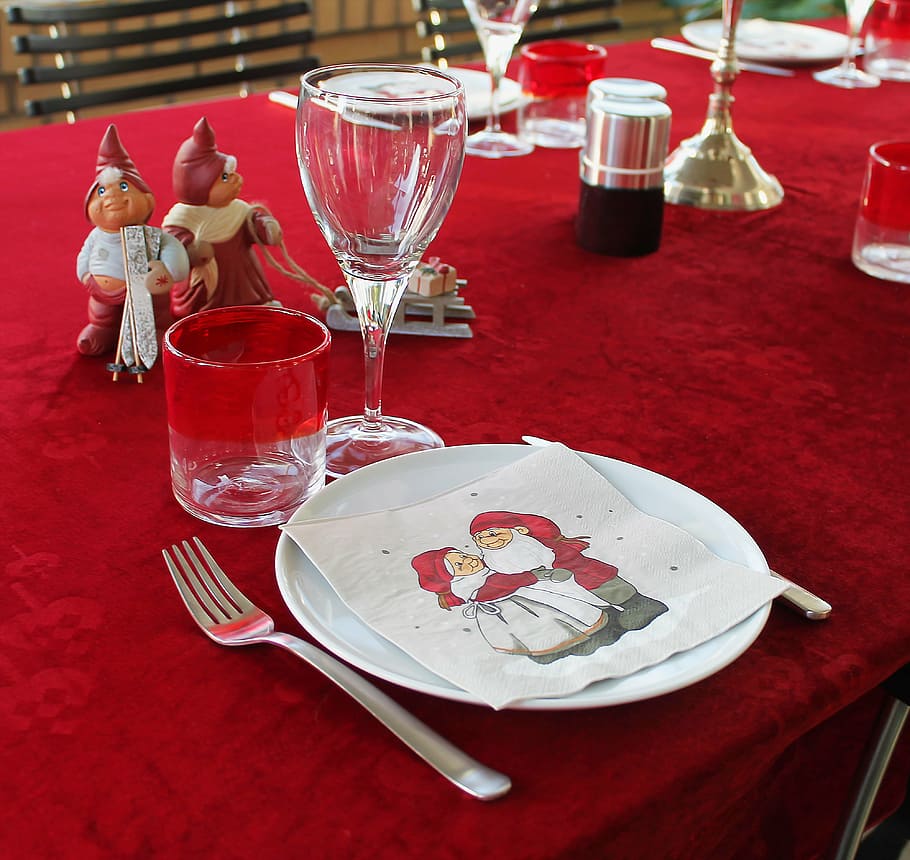 mesa de natal, mesa, guardanapos, enfeite, quase, prato, talheres, vidro, gnomos, vermelho