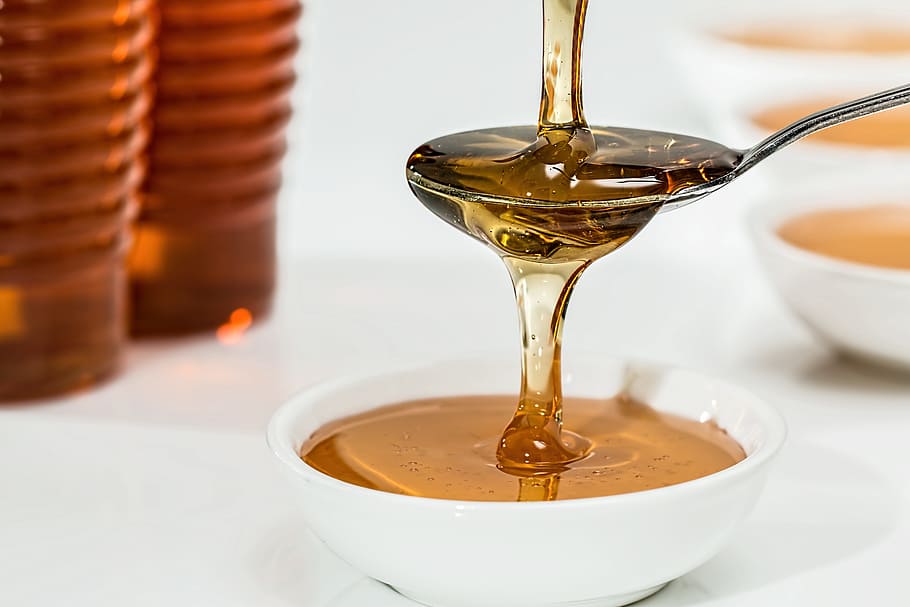 꿀, 가득, 화이트, 받침 접시, 단, 시럽, 본질적인, 황금의, 작은 술, 쏟아져