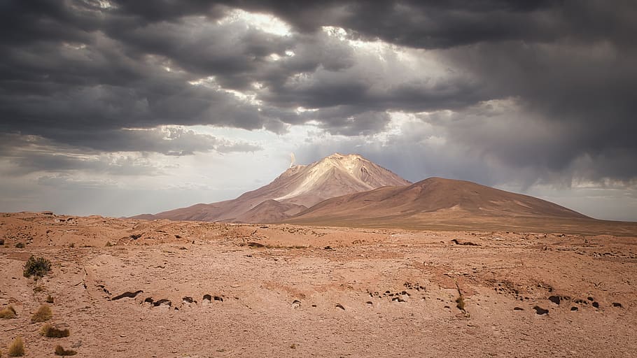 bolivia, salar de uyuni, montaña, volcán, humo, paisaje, nubes, rayos de sol, desierto, luz solar
