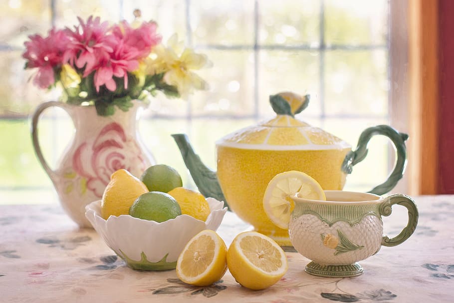 amarillo, cerámica, tetera, limonada, taza, al lado, cuenco, centro de flores, té con limón, bodegón