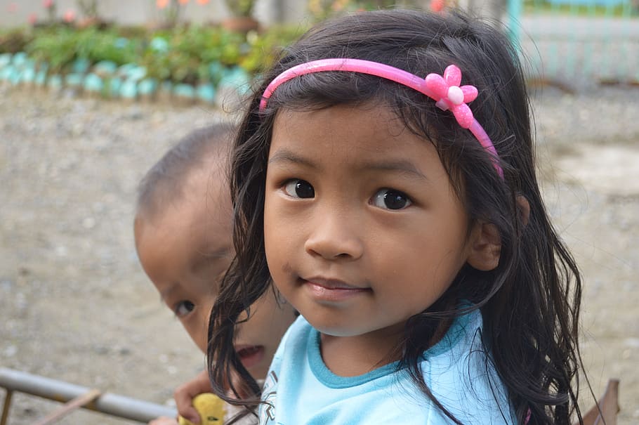 女の子 赤ちゃん 座って 屋外 フィリピン人 幸せ 子供 子供たちが遊ぶ かわいい子供 子供の頃 Pxfuel