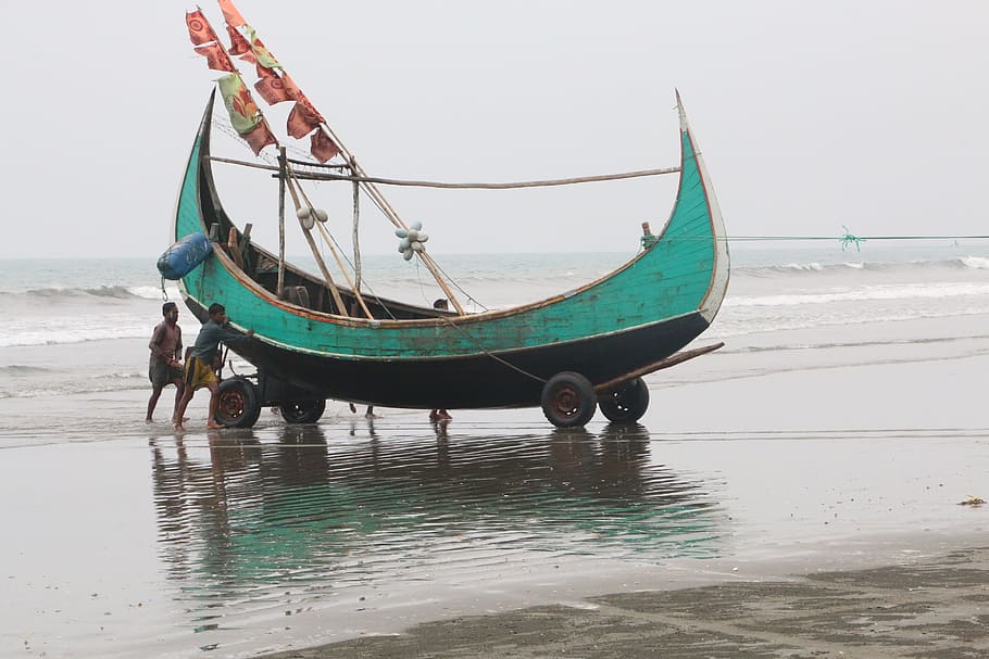 dos, personas, empujando, verde azulado, negro, bote, cox's bazar, cox's bazar beach, bangladesh, chittagong