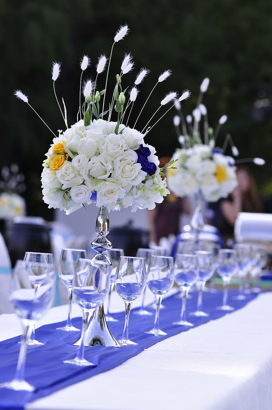 wedding, table flowers, western-style dining area, wine glasses, table, napkin, banquet, silverware, celebration, restaurant