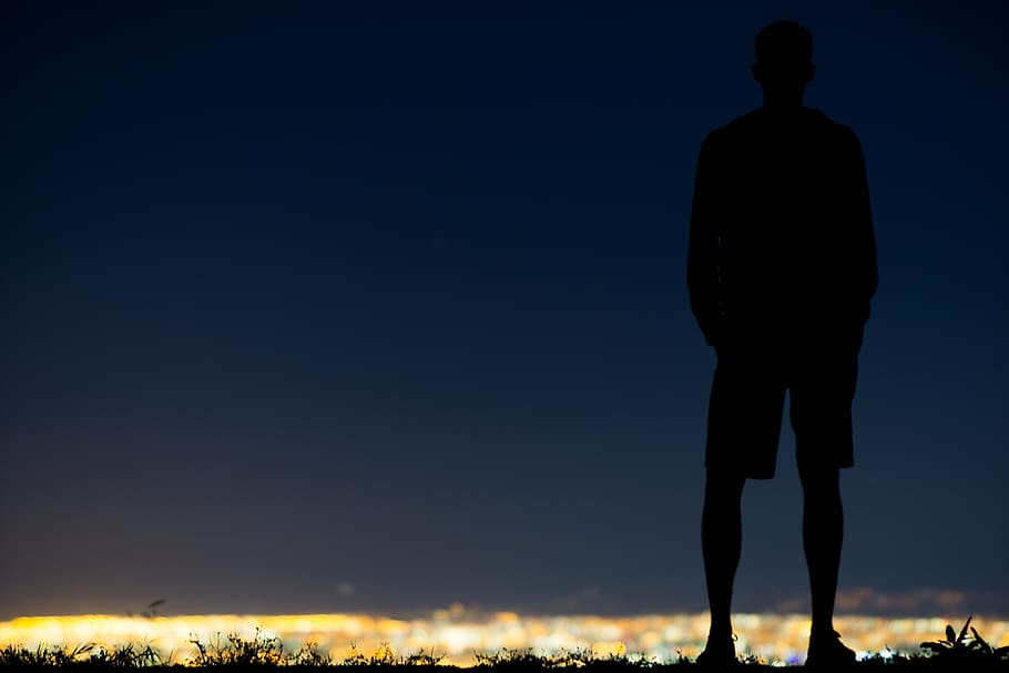fotografia de silhueta, homem, pessoa, de pé, ao lado de, corpo, agua, azul, céu, Sombrio