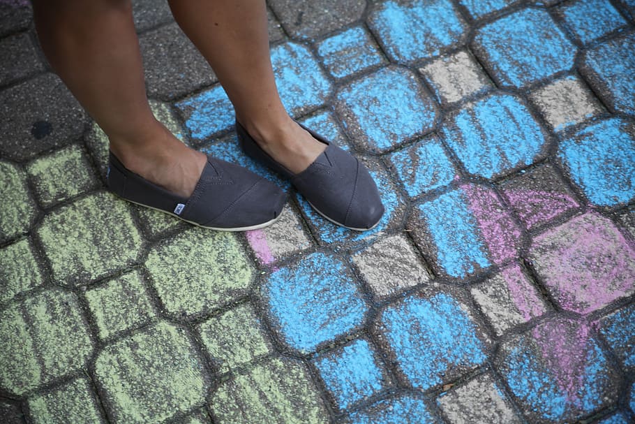 persona, en pie, bloques de pavimento de varios colores, zapatos, toms, piso, color, ladrillos, personas, hombre