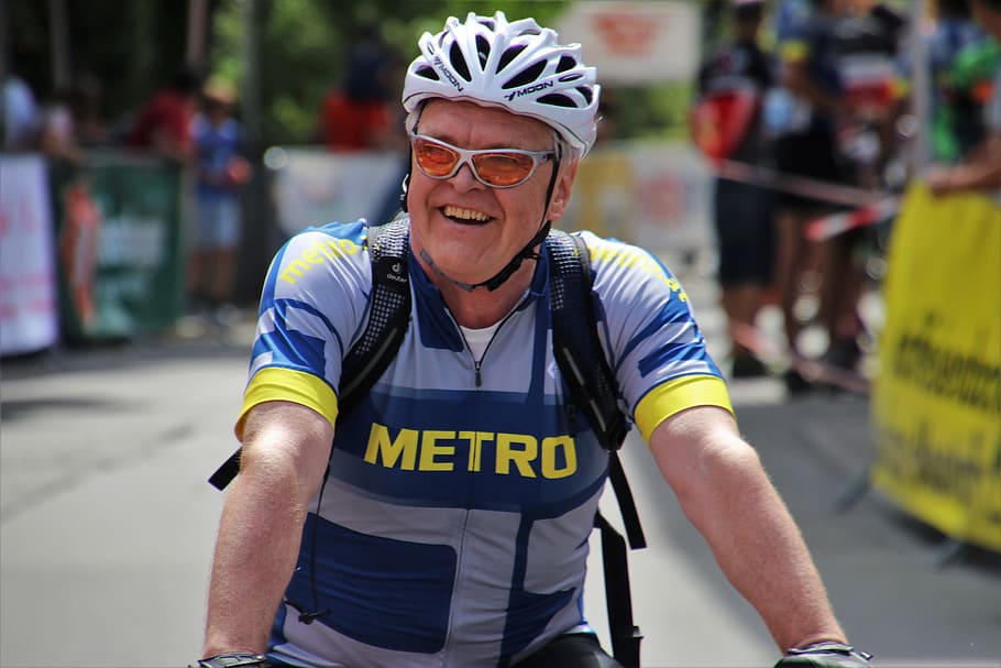 pengendara sepeda balap jalanan profesional, sepeda, senang, sebuah senyuman, ras, tua, di atas sepeda, kegiatan, kebahagiaan, riang