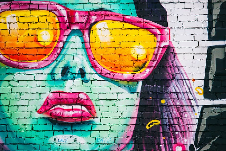 mujer, vistiendo, mural de gafas de sol, pared de ladrillo, foto, rosado, gafas de sol, pintado, ladrillo, pared