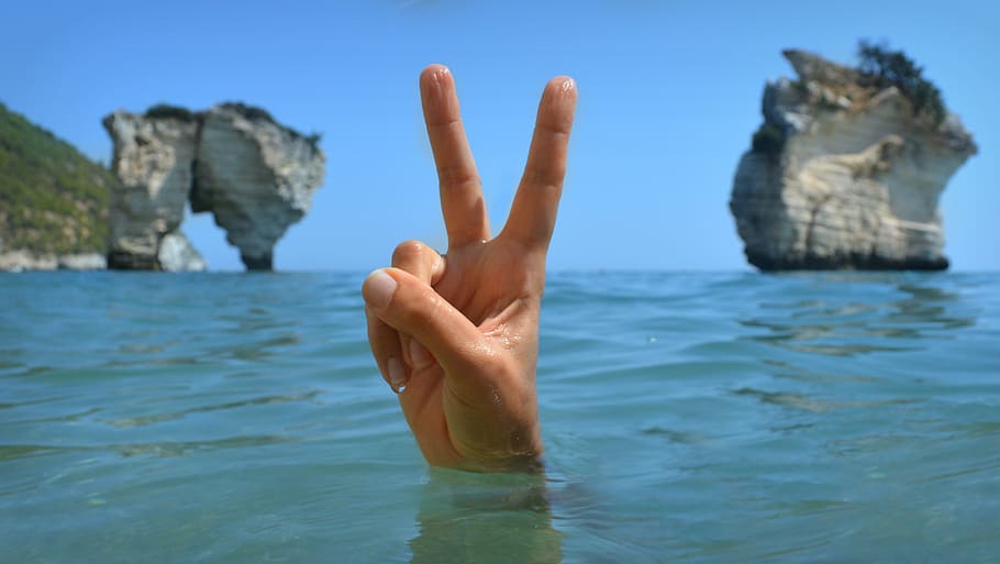 carmen, fiano, delle, person, making, peace, hand, sign, water, human body part