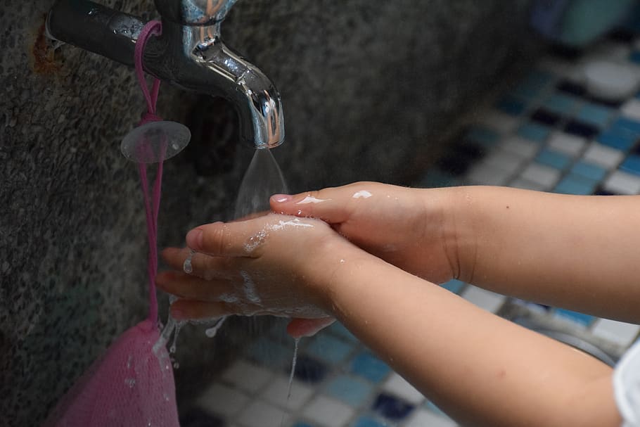 lavar as mãos, limpar, lavar, mão humana, mão, água, parte do corpo humano, foco no primeiro plano, limpeza, torneira