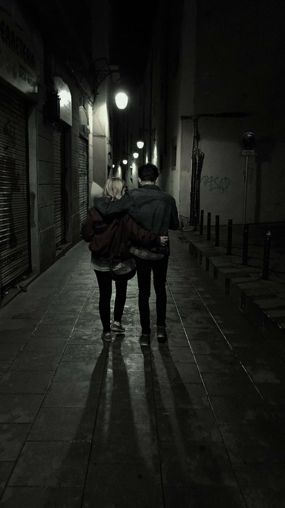 fotografía en escala de grises, pareja, caminar, acera, barcelona, ​​blanco  y negro, encantadora, noche, iluminada, dos personas | Pxfuel