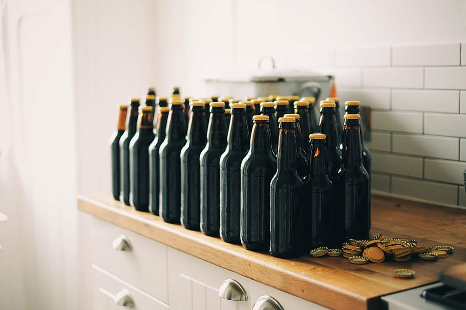 garrafa de vidro preto, tampas de garrafa, garrafas de cerveja, cerveja, bebida, garrafas, prateleira, mesa, vintage, cerveja caseira