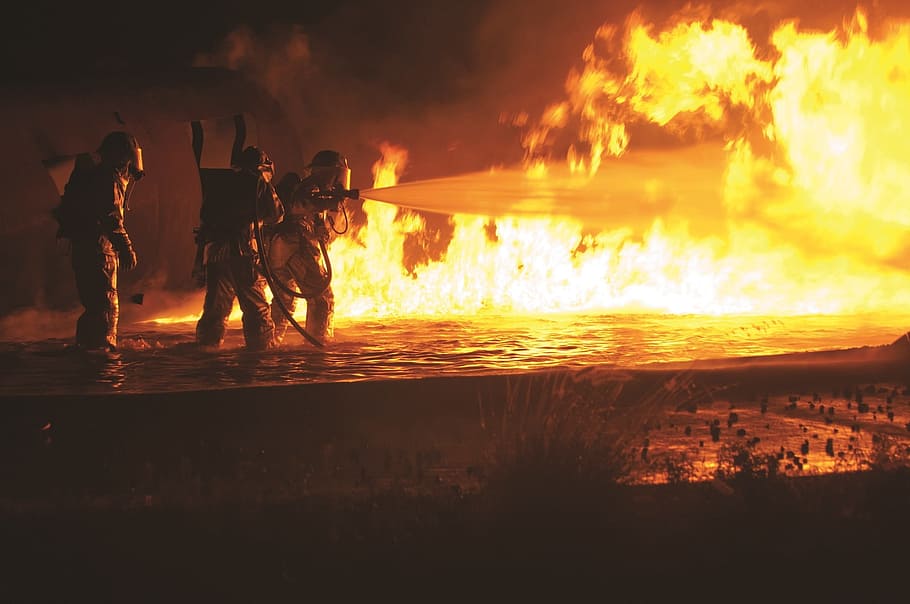 três, bombeiros, segurando, mangueira de água, frente, chamas, treinamento, ao vivo, fogo, controlado