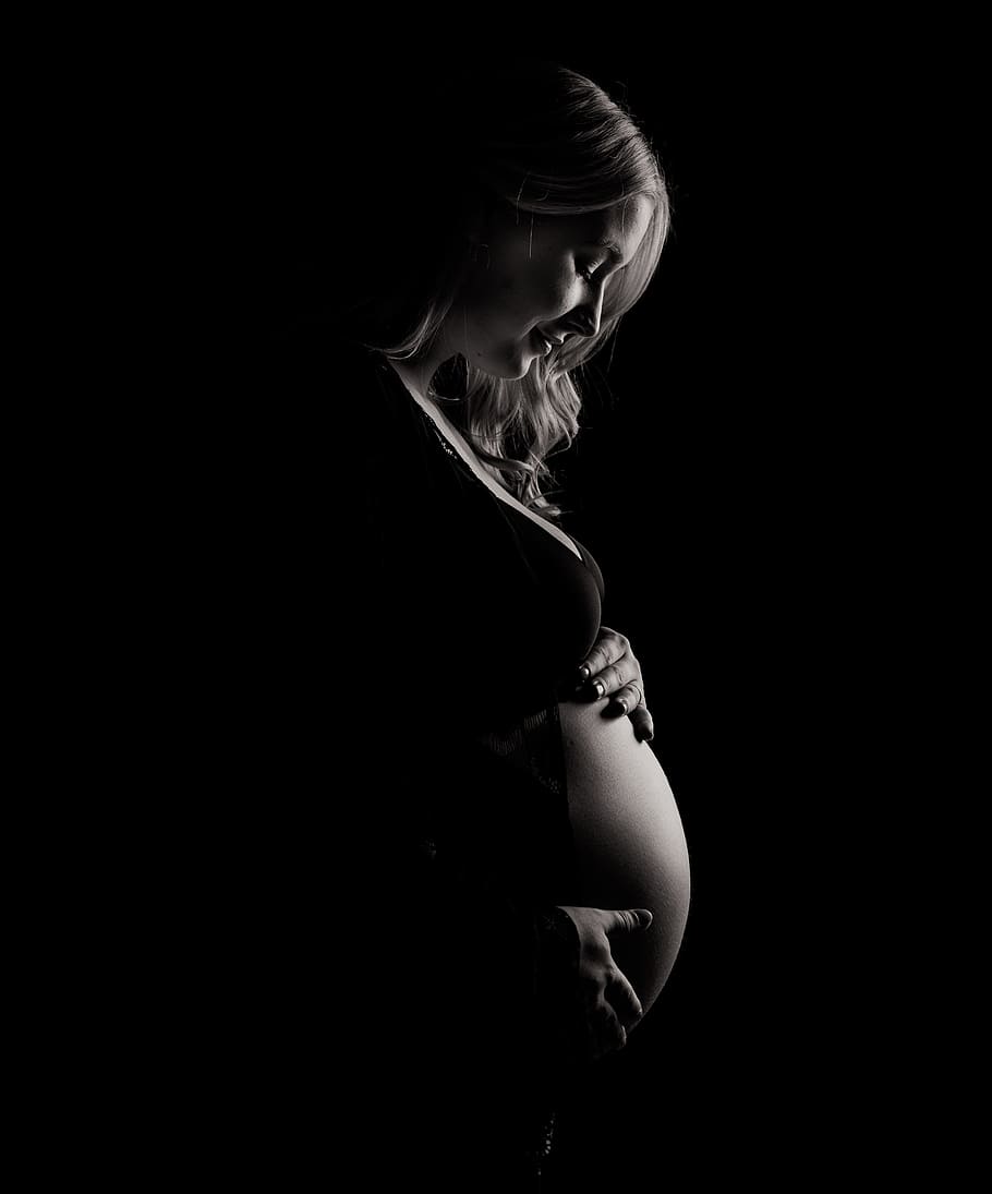 oscuro, blanco y negro, gente, niña, mujer, fondo negro, foto de estudio, embarazada, una persona, adentro