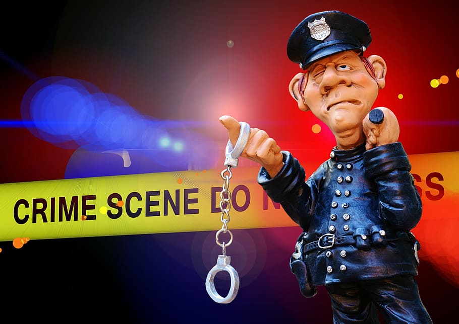 figurine polisi, memegang, borgol, polisi, tempat kejadian, cahaya biru, penemuan, penangkapan, kasus kriminal, kejahatan