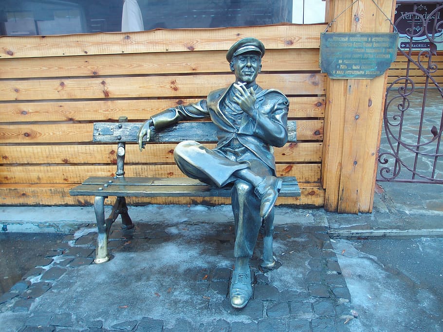 Ostap Bender, monumento, estatua, bronce, banco, cigarrillo, el protagonista de la novela, Ilf and Petrov, ciudad, Jarkov