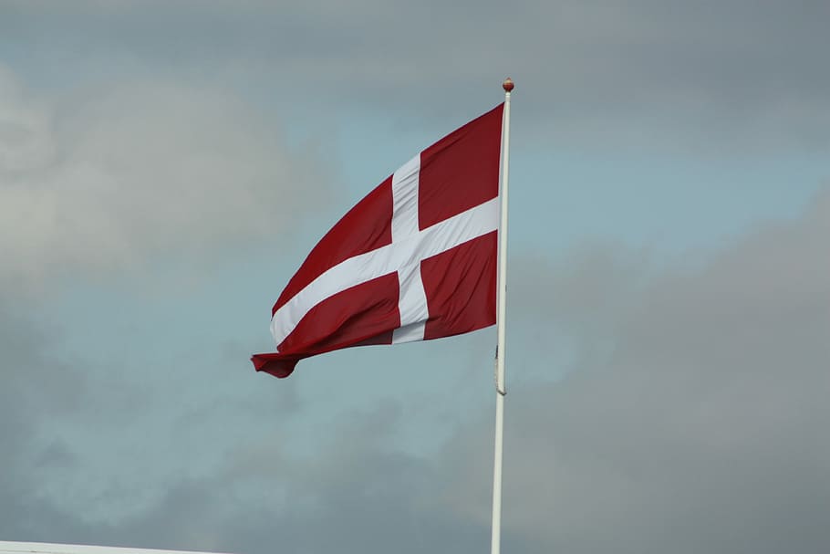 Dannebrog, Nubes, Dinamarca, cielo, septiembre, bandera, asta de bandera, patriotismo, rojo, ninguna gente