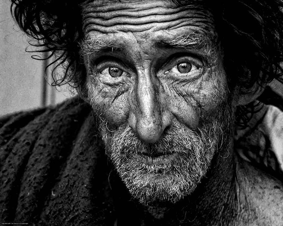 Foto en escala de grises, hombre, vistiendo, vellón, arriba, escala de grises, foto, personas sin hogar, BW, pobreza