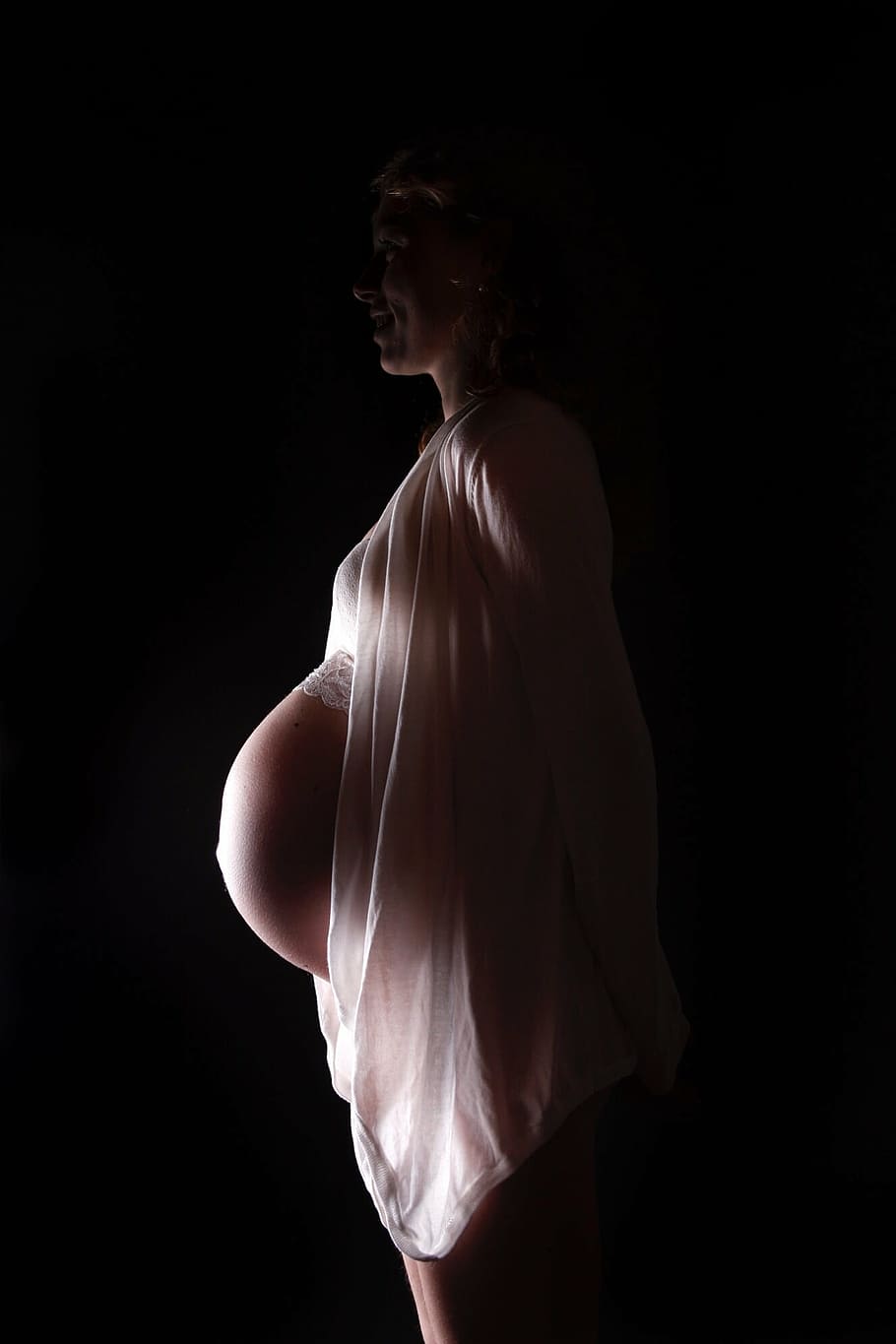 fotografía de la mujer embarazada, embarazada, vientre, bebé, madre, amor, mamá, fondo negro, mujeres, adultos