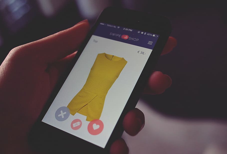smartphone android, menampilkan, kuning, bungkus, screengrab minidress, orang, memegang, hitam, smartphone, menunjukkan