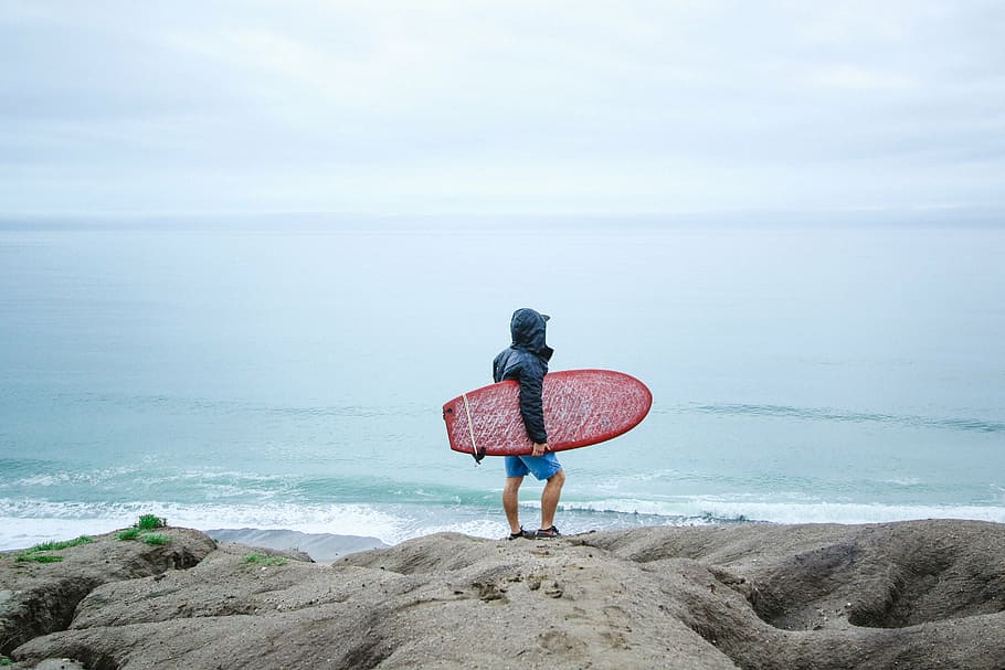 homem, segurando, prancha de surf, rocha, pessoas, surfar, ondas, oceano, mar, praia